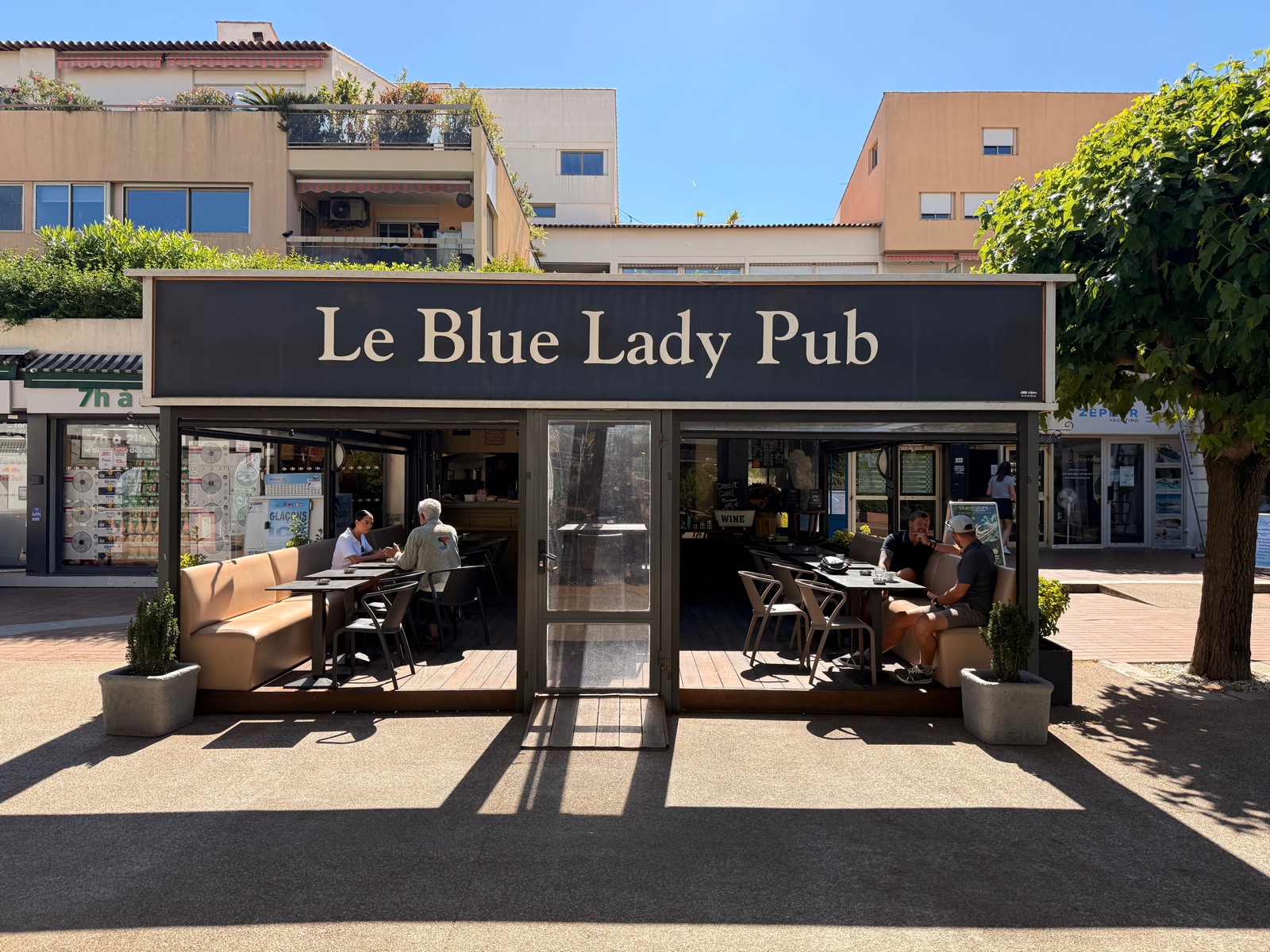 Le Blue Lady Pub cover